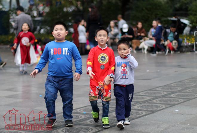 Trẻ nhỏ Hà Nội xúng xính áo dài chơi Tết ảnh 9
