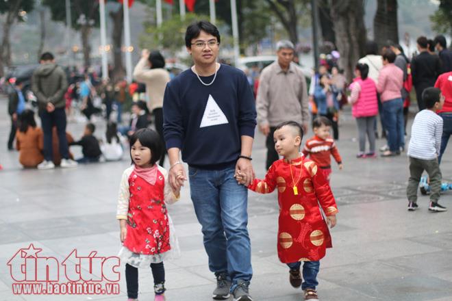 Trẻ nhỏ Hà Nội xúng xính áo dài chơi Tết ảnh 11