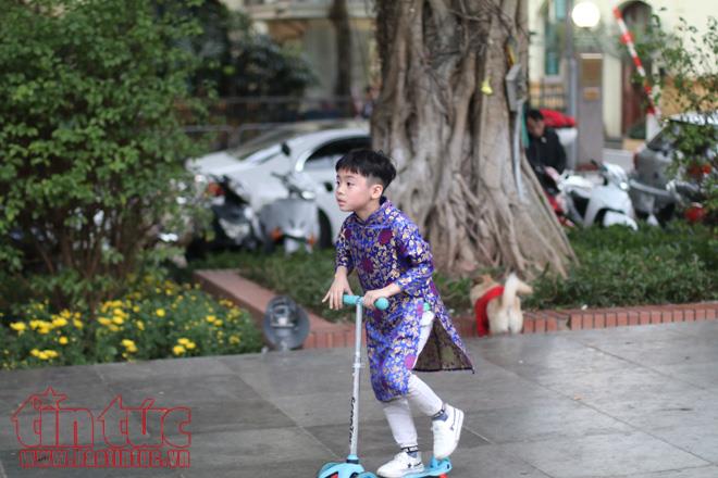 Trẻ nhỏ Hà Nội xúng xính áo dài chơi Tết ảnh 12