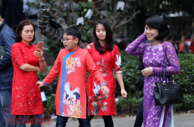 Trẻ nhỏ Hà Nội xúng xính áo dài chơi Tết ảnh 14