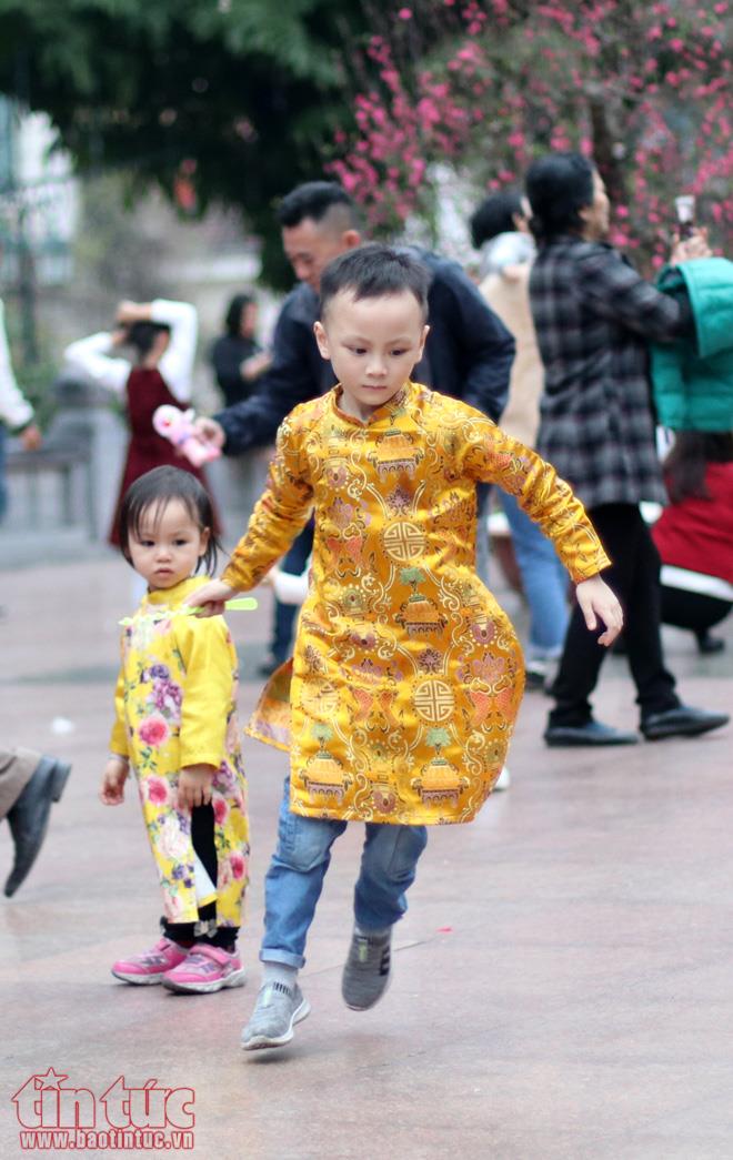Trẻ nhỏ Hà Nội xúng xính áo dài chơi Tết ảnh 13