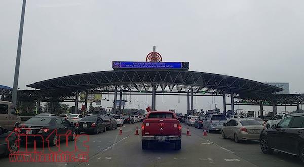 Mùng 5 Tết, dòng người đổ về Thủ đô nhưng không ùn tắc kéo dài ảnh 1