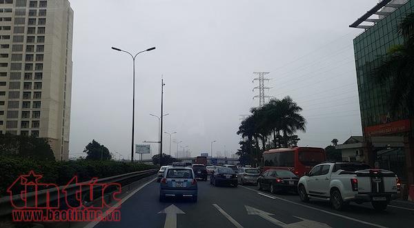 Mùng 5 Tết, dòng người đổ về Thủ đô nhưng không ùn tắc kéo dài ảnh 2