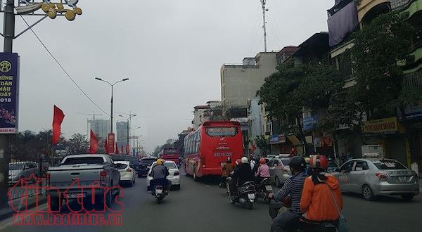 Mùng 5 Tết, dòng người đổ về Thủ đô nhưng không ùn tắc kéo dài ảnh 3