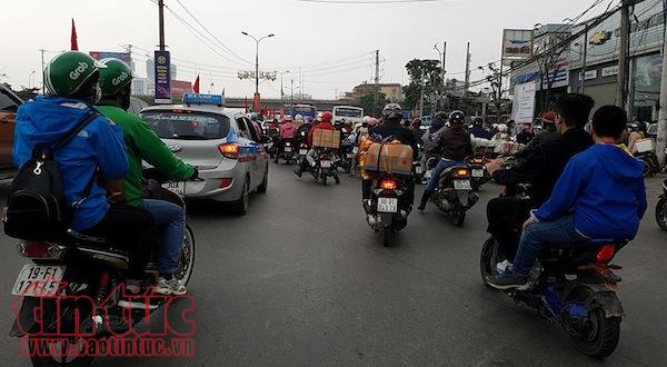 Mùng 5 Tết, dòng người đổ về Thủ đô nhưng không ùn tắc kéo dài ảnh 5
