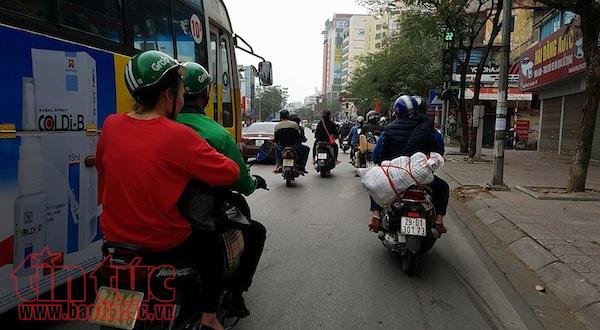 Mùng 5 Tết, dòng người đổ về Thủ đô nhưng không ùn tắc kéo dài ảnh 6