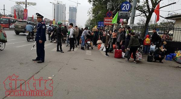 Mùng 5 Tết, dòng người đổ về Thủ đô nhưng không ùn tắc kéo dài ảnh 7