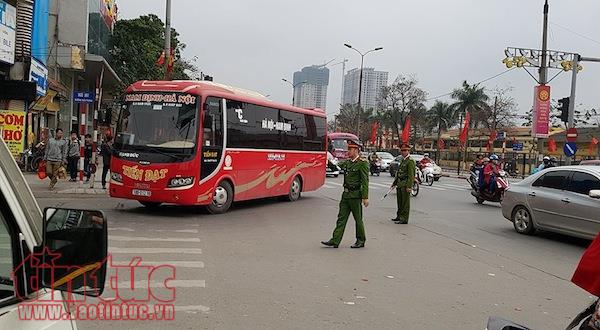 Mùng 5 Tết, dòng người đổ về Thủ đô nhưng không ùn tắc kéo dài ảnh 8