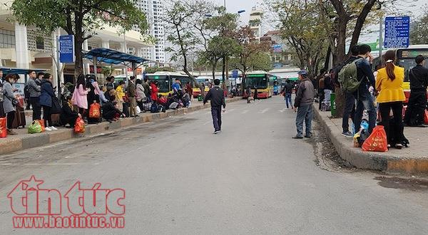 Mùng 5 Tết, dòng người đổ về Thủ đô nhưng không ùn tắc kéo dài ảnh 9