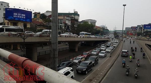 Mùng 5 Tết, dòng người đổ về Thủ đô nhưng không ùn tắc kéo dài ảnh 10