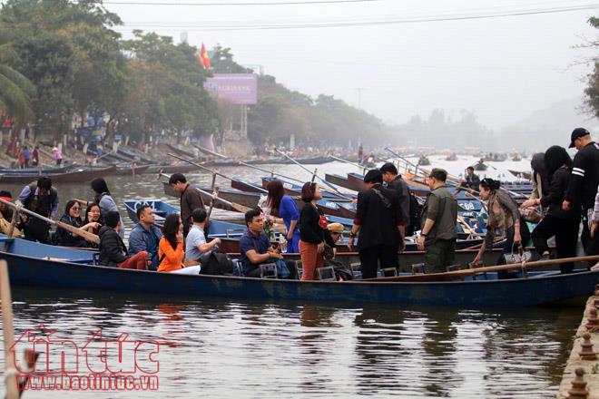 Hàng vạn người trẩy hội Chùa Hương ảnh 1