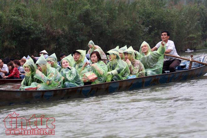 Hàng vạn người trẩy hội Chùa Hương ảnh 2