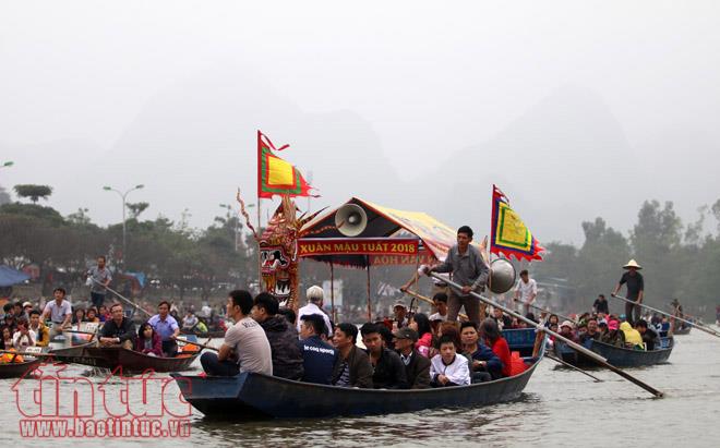 Hàng vạn người trẩy hội Chùa Hương ảnh 3