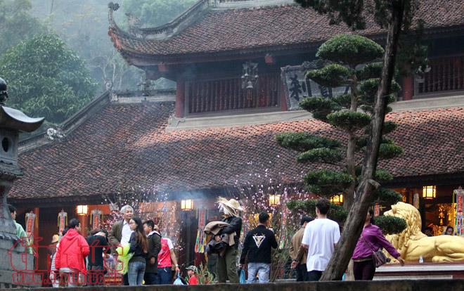 Hàng vạn người trẩy hội Chùa Hương ảnh 9