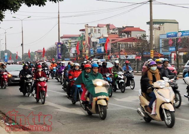 Chiều 6 Tết, cửa ngõ Thủ đô đông đúc nhưng không ùn tắc ảnh 1