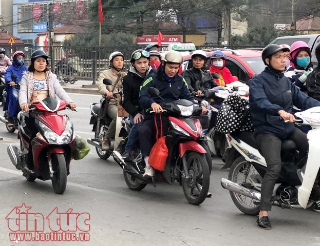 Chiều 6 Tết, cửa ngõ Thủ đô đông đúc nhưng không ùn tắc ảnh 2