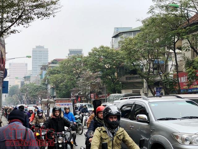 Chiều 6 Tết, cửa ngõ Thủ đô đông đúc nhưng không ùn tắc ảnh 4