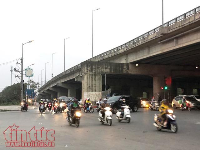 Chiều 6 Tết, cửa ngõ Thủ đô đông đúc nhưng không ùn tắc ảnh 5