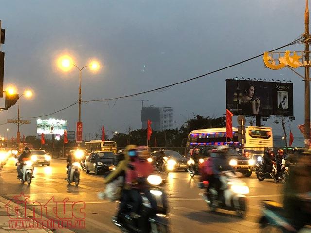 Chiều 6 Tết, cửa ngõ Thủ đô đông đúc nhưng không ùn tắc ảnh 6