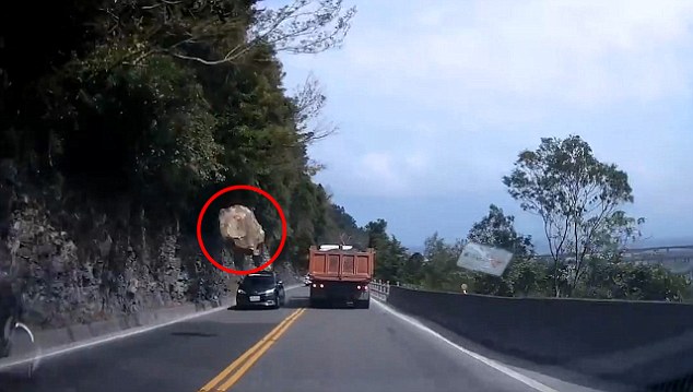 Thót tim xem tảng đá khổng lồ đột ngột rơi sát sạt mũi ô tô ảnh 1