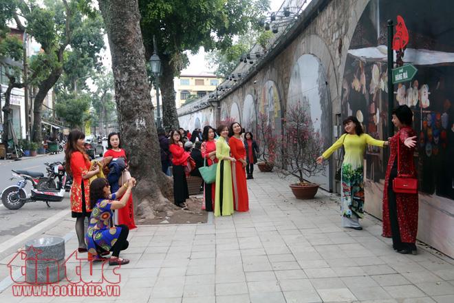 Dân Hà Nội đổ xô 'check-in' phố bích họa Phùng Hưng với 'song xưa, phố cũ' ảnh 1