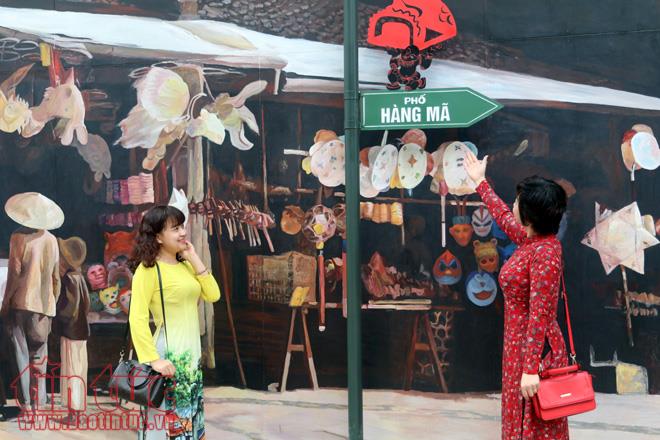 Dân Hà Nội đổ xô 'check-in' phố bích họa Phùng Hưng với 'song xưa, phố cũ' ảnh 2
