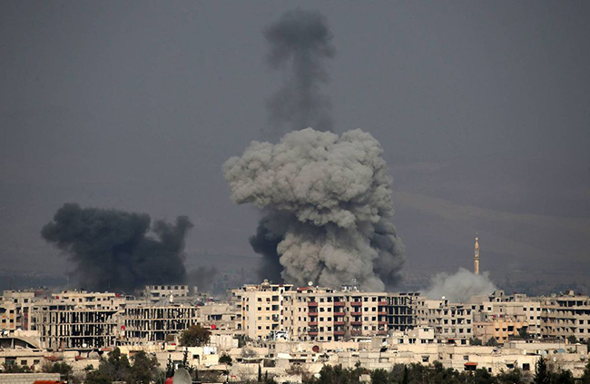 Xót xa cảnh người Syria mắc kẹt trong 'tử địa' Đông Ghouta sau cơn mưa bom ảnh 1
