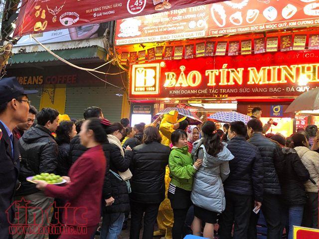 Xếp hàng mua vàng ngày vía Thần tài bất chấp mưa rét ảnh 1
