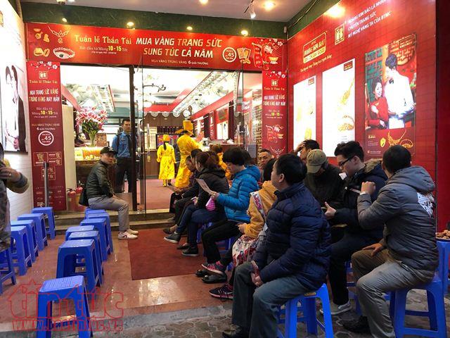 Xếp hàng mua vàng ngày vía Thần tài bất chấp mưa rét ảnh 2