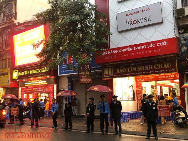 Xếp hàng mua vàng ngày vía Thần tài bất chấp mưa rét ảnh 3