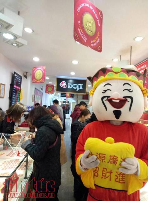 Xếp hàng mua vàng ngày vía Thần tài bất chấp mưa rét ảnh 9