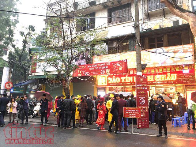 Xếp hàng mua vàng ngày vía Thần tài bất chấp mưa rét ảnh 11