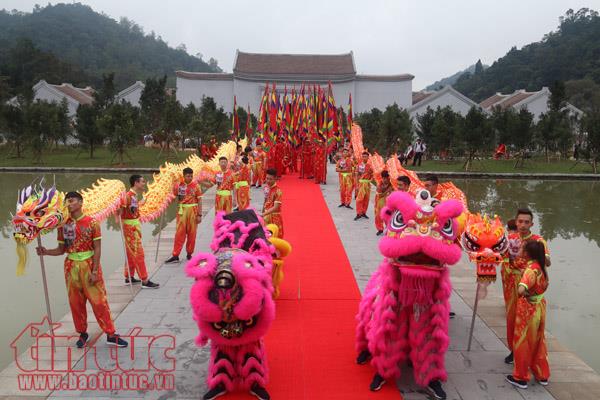 Hàng vạn người về dự lễ khai hội Xuân Yên Tử 2018 ảnh 1