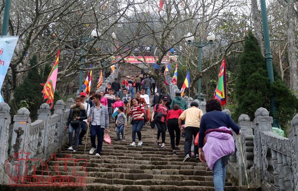 Hàng vạn người về dự lễ khai hội Xuân Yên Tử 2018 ảnh 8