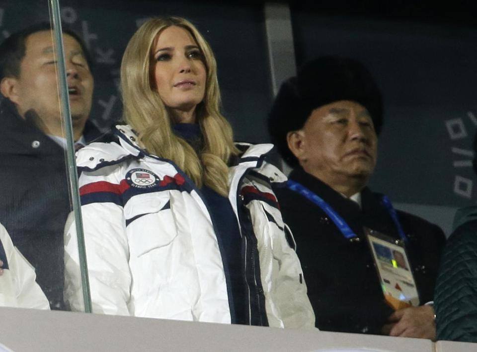 Hình ảnh ‘ái nữ’ Tổng thống Trump ngồi sát Tướng tình báo Triều Tiên ảnh 2