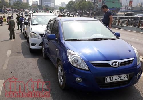Bốn ô tô tông liên hoàn trên cầu vượt ngã tư Hàng Xanh ảnh 1