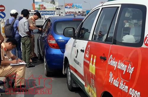 Bốn ô tô tông liên hoàn trên cầu vượt ngã tư Hàng Xanh ảnh 2
