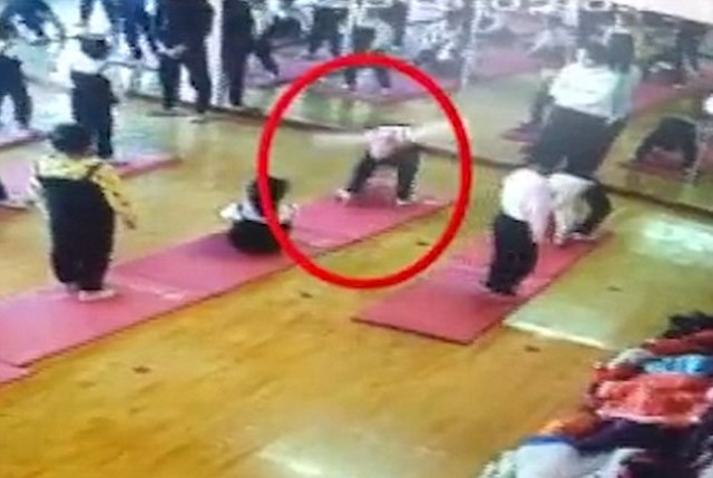 Bé 4 tuổi nguy cơ liệt vĩnh viễn vì động tác yoga tại lớp học không phép ảnh 1