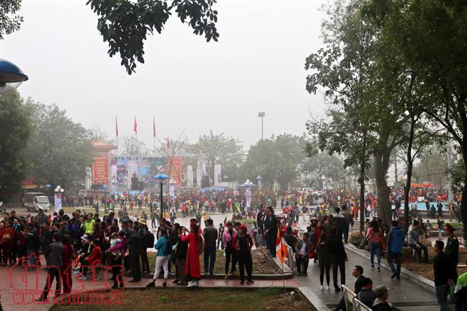 Biển người đổ về hội Lim nghe quan họ ảnh 1