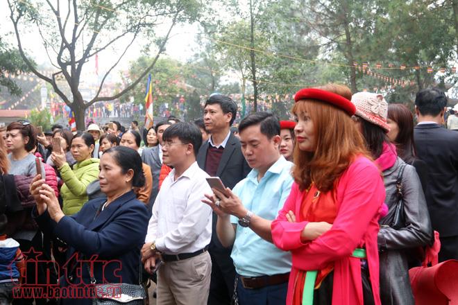 Biển người đổ về hội Lim nghe quan họ ảnh 2