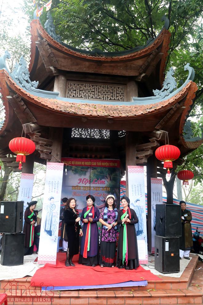 Biển người đổ về hội Lim nghe quan họ ảnh 4
