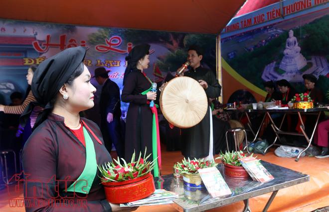 Biển người đổ về hội Lim nghe quan họ ảnh 3