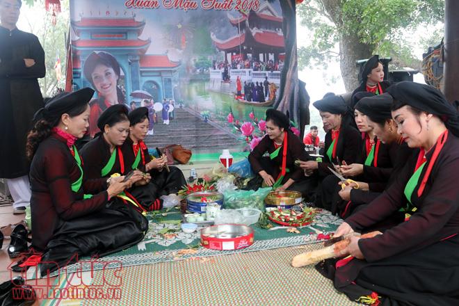 Biển người đổ về hội Lim nghe quan họ ảnh 7