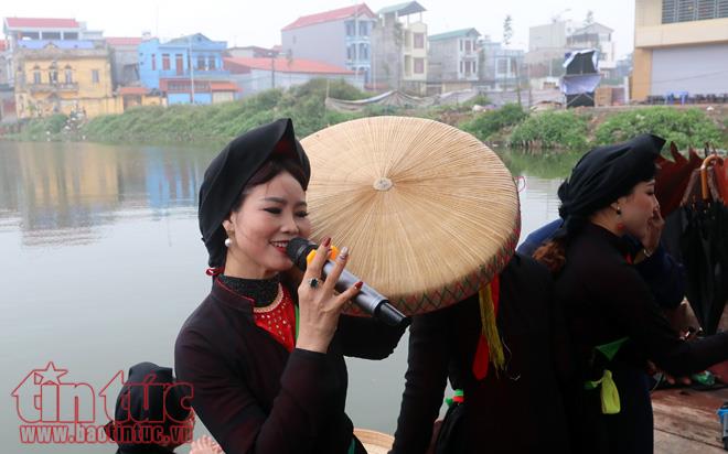 Biển người đổ về hội Lim nghe quan họ ảnh 9