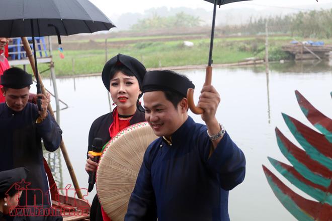 Biển người đổ về hội Lim nghe quan họ ảnh 10