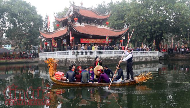 Biển người đổ về hội Lim nghe quan họ ảnh 11