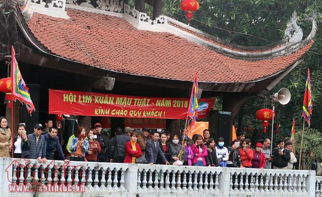 Biển người đổ về hội Lim nghe quan họ ảnh 12