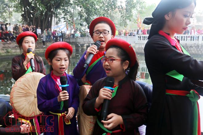 Biển người đổ về hội Lim nghe quan họ ảnh 13