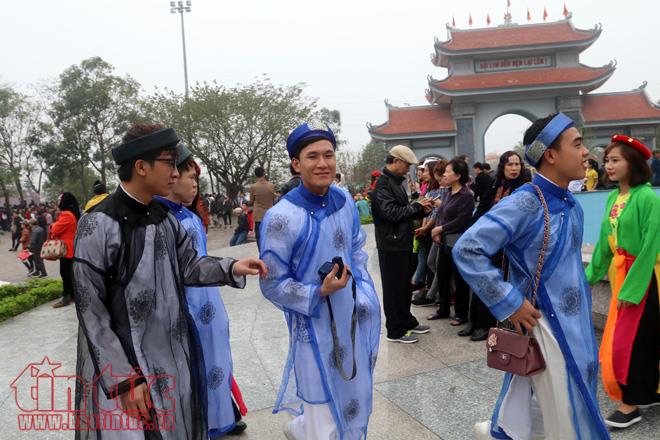 Biển người đổ về hội Lim nghe quan họ ảnh 14