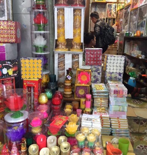 Thực phẩm, hoa tươi giảm giá mạnh trước ngày rằm tháng Giêng ảnh 3